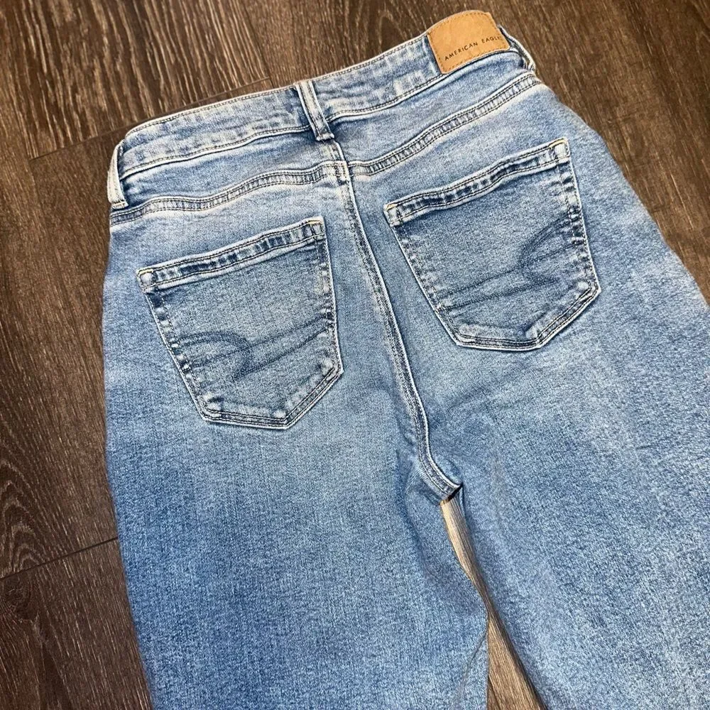 American Eagle Outfitters (0) Light Wash Distressed Mom Jeans with Stretch - Picture 5 of 8